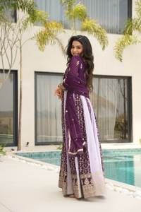 Presentando New Heavy Faux Georgette con trabajo de bordado de secuencia Anarkali con Duppata - Product Image 4