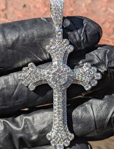 Colgante de Cruz Iced Out de Plata de Ley 925 con Moissanita Redonda y Micro Pavé, Amuleto Religioso Cristiano Unisex - Product Image 1