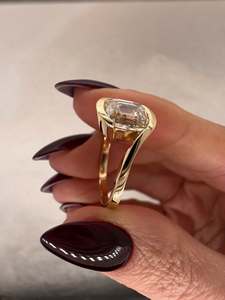 Anillo de Aniversario con Diamante Talla Esmeralda Personalizado, Oro Sólido de 14k, Pieza Escultural Unisex, Fabricante de Joyería Fina OEM/ODM - Product Image 4