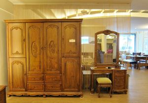 Elegante Armario de Teca de 7 Pies |   Cómoda con 6 Puertas, 4 Cajones y Rosas Talladas a Mano para un Magnífico Dormitorio de Estilo Chino Clásico - Product Image 6