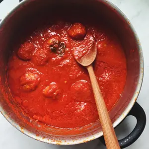 Tomates enlatados pelados medio enteros de tomate de fábrica en lata