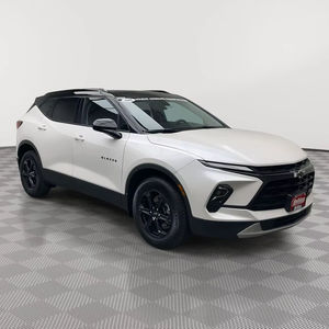 Chevrolet Blazer 2021 d'occasion avec sièges en cuir à toit ouvrant panoramique, direction gauche soigneusement utilisée - Product Image 1