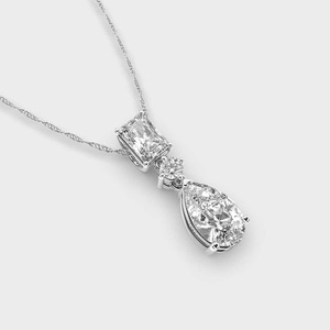 Pendentif goutte en trois diamants de laboratoire avec émeraude et taille poire en argent sterling 925 massif plaqué rhodium, style ethnique - Product Image 2