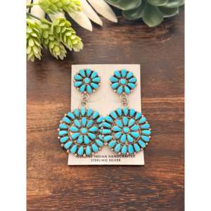 Pendientes Colgantes de Turquesa Sleeping Beauty y Plata de Ley con Diseño Floral Inspirado en Sleeping Beauty de Alicia Wilson - Product Image 1