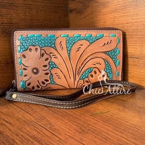 Pochette à bracelet en cuir véritable faite à la main de style occidental pour femmes pochette en cuir sculptée de couleur turquoise de taille compacte de vente chaude - Product Image 1