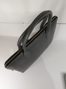 2024 nuevo bolso de mano de lujo personalizado de cuero genuino para ordenador portátil de negocios para hombres y mujeres al por mayor bolso de ordenador portátil de Color negro para uso de oficina - Product Image 4