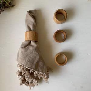 Servilletero de madera artístico tallado detallado elegante pulido accesorio de decoración hecho a mano para lujosos ajustes de mesa de comedor - Product Image 2