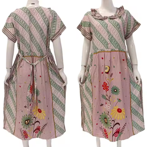 Robe à motifs floraux pour femmes Chrysanta avec col à volants Vêtements décontractés pour les événements - Product Image 5