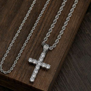 Pendentif en diamant Moissanite de meilleure qualité avec forme de croix et look élégant adapté à un usage quotidien et à une occasion spéciale de l'Inde - Product Image 4