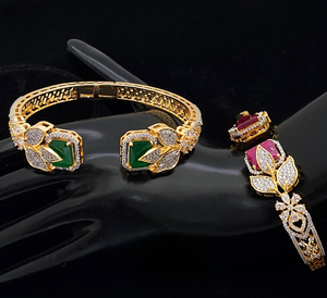Brazalete de Diseño de Alta Calidad con Acabado Dorado y Blanco, Abrible por la Parte Delantera, Perfecto para Fiestas, Uso Diario, Brazalete de Lujo - Product Image 1