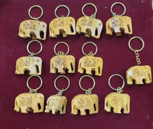 Porte-clés éléphant en bois fabriqués à la main Souvenir traditionnel indien Cadeaux Diwali d'entreprise Porte-clés décoratifs ethniques Lot de 12 - Product Image 1