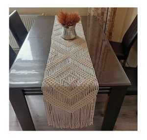 Camino de mesa de macramé blanco hecho a mano con textura suave y arte anudado para bodas y eventos formales - Product Image 1