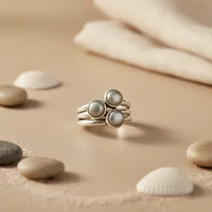 Elegante Anillo de Plata de Ley 925 Chapado en Oro de 18K con Tres Perlas Negras de Grado AAA, Joyería de Lujo Unisex para Regalo - Product Image 1