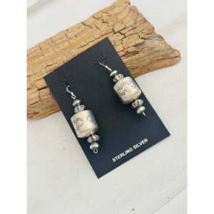 Pendientes colgantes Navajo de plata de ley chapada en oro de 18 quilates con perlas de agua de mar, diseño de barril y forma de flor, oro blanco principal - Product Image 3