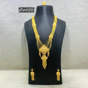 Ensemble collier plaqué or de créateur neuf - Product Image 1