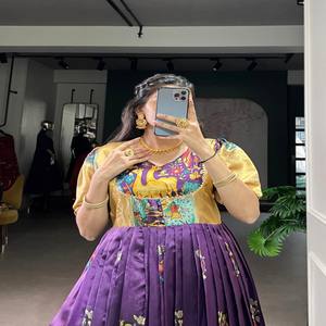 VASTRA COTTAGE Elegante Vestido de Seda Dola con Estampado Pichwai y Trabajo de Tejido, Manga Completamente Cosida, Ropa Festiva para Bodas y Fiestas - Product Image 2