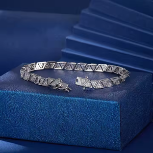 Bracelet de tennis élégant de 4.50mm de long Moissanite étincelante éthique et diamants conçus pour l'élégance quotidienne - Product Image 4