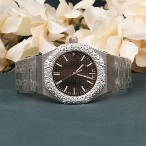 Montre-bracelet pour homme entièrement personnalisée, fabriquée à la main, entièrement sertie de diamants en or blanc, cadran en moissanite VVS, mécanique - Product Image 1