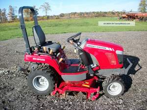 Tracteur chargeur Massey Ferguson GC2400 4x4 Souffleuse à neige à montage frontal et plateau de coupe à montage central - Product Image 5
