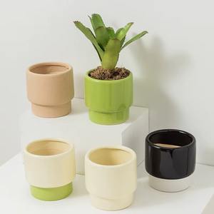 Magnifiques vases à fleurs en céramique colorée, design moderne pour décorations de mariage, présentant des arrangements floraux spectaculaires - Product Image 2