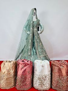 Costume Indo Western pakistanais en filet lourd et en soie de haute qualité pour femmes du fournisseur indien disponible au prix de gros - Product Image 4