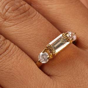 Anillo de Compromiso de Plata de Ley con Tres Piedras de Diamantes Cultivados en Laboratorio, Corte Baguette y Redondo, en Oro Rosa para Mujer - Product Image 2