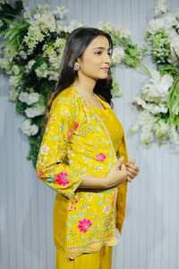 Ensemble haut court et pantalon palazzo brodés jaune moutarde de luxe Unity Luxure, tenue de fête de luxe - Product Image 2