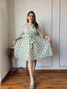 Caftán con estampado étnico a medida, Vestido corto con cordón ajustable en la cintura, adecuado para clientes boutique y revendedores - Product Image 3