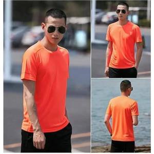 เสื้อยืดคอตตอนผ้าสแปนเด็กซ์สีทึบระบายอากาศได้ดีแห้งเร็วออกแบบโดยดีไซเนอร์สำหรับผู้ชาย - Product Image 3