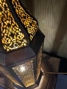 Farol de latón de inspiración marroquí hecho a mano de lujo hecho de hierro de 10 pulgadas de altura con acabado dorado y estilos perforados por KSN - Product Image 5
