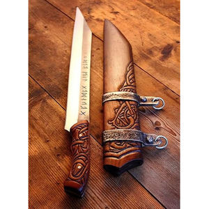 Cuchillo de Chef Vikingo Hecho a Mano, Hoja de Acero Inoxidable, Ambidiestro, Ecológico, con Mango de Madera Grabado Artesanalmente y Funda de Cuero - Product Image 1