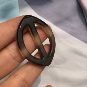 Anillo para Bufanda de Cuerno de Búfalo con Pulido Suave que Agrega Elegancia Suave y Sujeción Segura a Cualquier Bufanda de Alta Calidad - Product Image 1