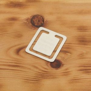 Signet minimaliste en métal avec un design fin parfait pour un marquage facile des pages et une expérience de lecture fluide - Product Image 4
