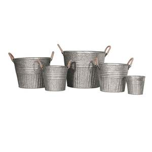 Cubo de maceta de acero galvanizado con tema de retrete tradicional, ideal para configuraciones de porche vintage e ideas de jardín rústico - Product Image 1