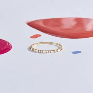 Anillo DE BODA mínimo de oro macizo de 14K, Media eternidad apilable fina, anillo de baguette delicado vermeil con diamante cultivado en laboratorio - Product Image 1