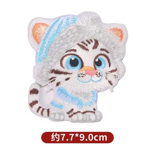 Figurines d'animaux en peluche Chat Lapin Chapeau rouge Bonnet bleu Écharpe Patchs brodés uniques Patchs brodés modernes Hommes ou femmes - Product Image 4