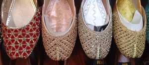 Perles de couleur or et argent Khussa Sandales Khussa en velours faites à la main pour femmes avec perles - Product Image 3