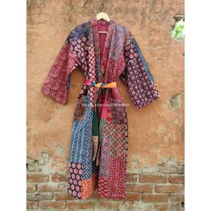 Venta al por mayor de Albornoz de algodón indio hecho a mano Maxi vestido Kimono estilo Ajrakh estampado parche trabajo diseño de talla grande Kantha ropa de dormir - Product Image 2