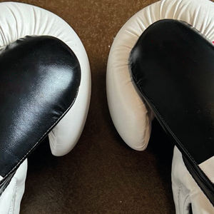 Nuevos guantes de entrenamiento de boxeo más populares Soporte de muñeca de gancho y bucle Guantes de competición y combate de boxeo de cuero genuino - Product Image 6