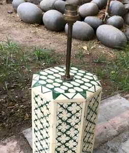 Lámpara de mesa con incrustaciones de hueso, decoración del hogar multicolor para sala de estar hecha a mano, dormitorio, CA/alimentado por batería, hecho a medida, India - Product Image 2