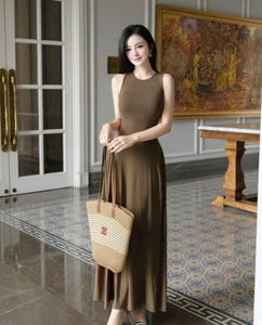 El Maxi vestido marrón simple destaca su belleza natural OEM/ODM personalizable hecho en Vietnam - Product Image 4