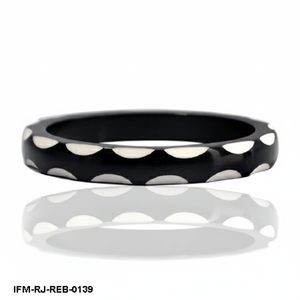 Brazalete de Resina con Diseño de Lunares Blancos y Negros, Hecho a Mano, con Borde Festoneado, para Mujer - Product Image 1