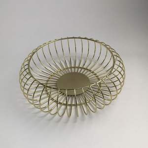 Cesta de Frutas de Metal de Hierro Hecha a Mano con un Patrón Único que Brinda un Ambiente Rústico y Artístico al Espacio de la Cocina - Product Image 4