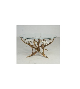 Table basse élégante en aluminium de conception florale avec le dessus en verre approprié aux intérieurs de salon et aux buts décoratifs - Product Image 1