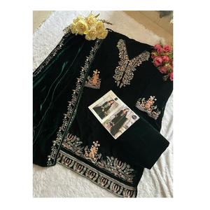 Costumes Salwar Kameez en velours indien et pakistanais avec de riches broderies pour la collection d'hiver à vendre - Product Image 1