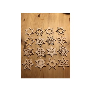 Embellissements de confettis de flocons de neige de Noël en copeaux de bois découpés au laser personnalisés pour l'artisanat et la décoration murale - Product Image 1