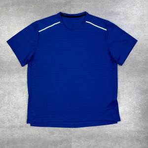 Conjunto de entrenamiento físico de verano con rayas reflectantes y logotipo personalizado, ropa deportiva transpirable con camiseta de manga corta y pantalones cortos para correr. - Product Image 2