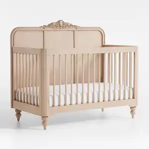 Cama de bebé clásica Sherina fabricada en madera maciza de caoba con tallas de madera y acabados naturales.