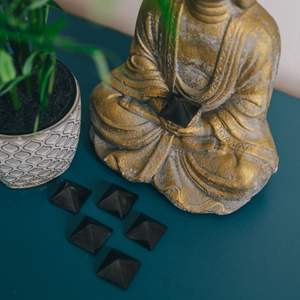 Pirámide de shungita pulida de 1.2 pulgadas (30 mm) - Product Image 4