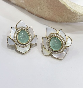 Conjunto de aretes Fusion con estilo de diseñador moderno, la mejor calidad con tono dorado, perfecto para ocasiones de boda para mujer - Product Image 2